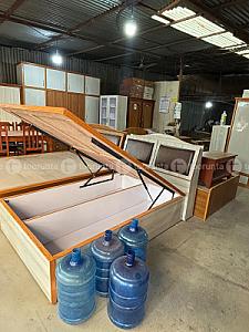 Double bed with hydraulic springs