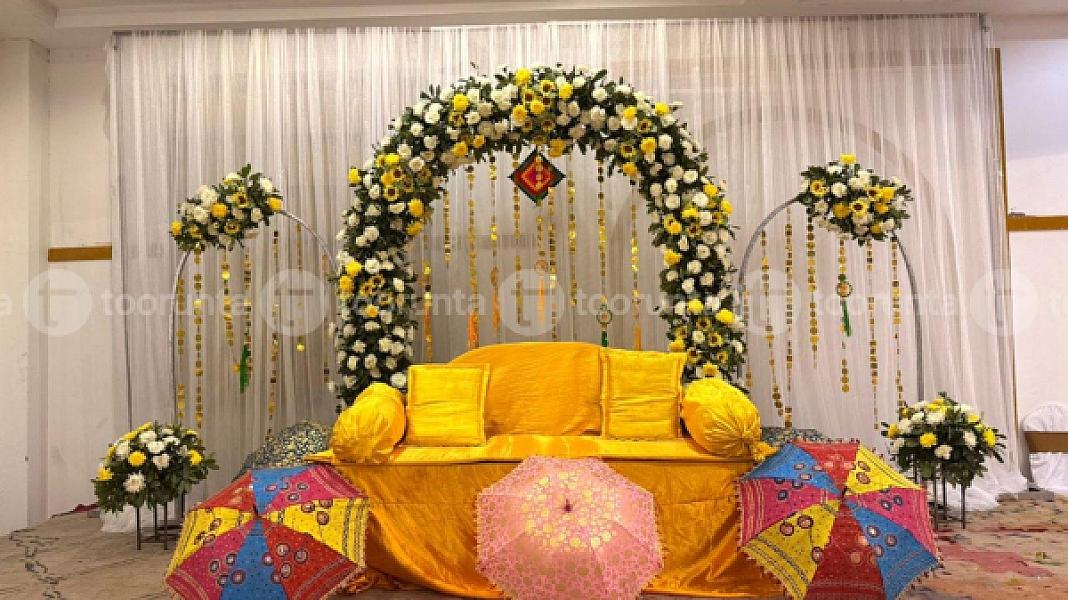 Fresh Flower Mehndi Decor Arrangement