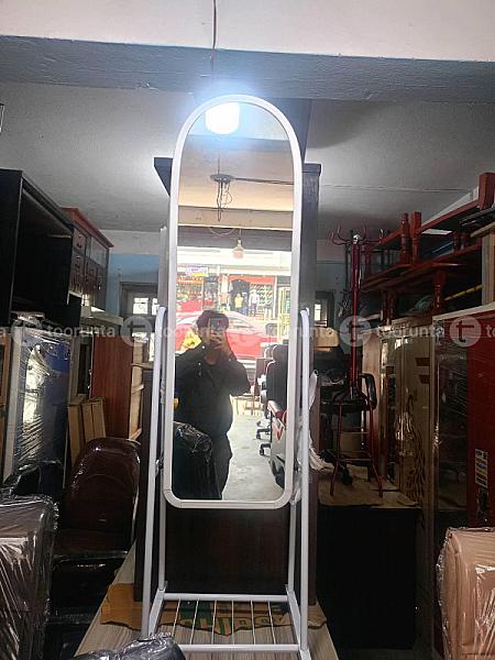 Mirror With Wheels